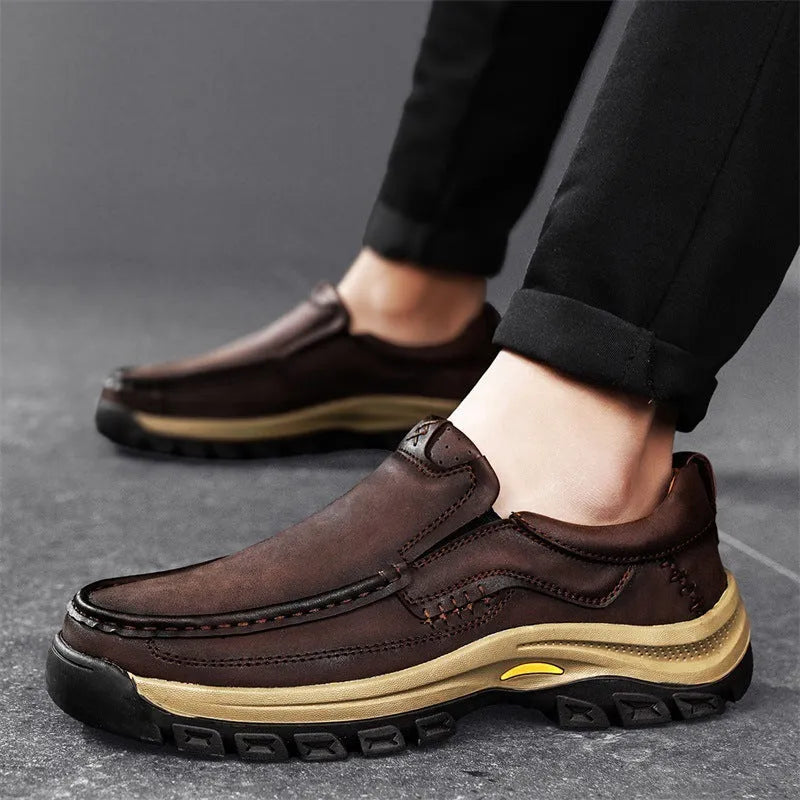 Men's black PU leather mountaineering shoes with thick rubber sole and round toe.