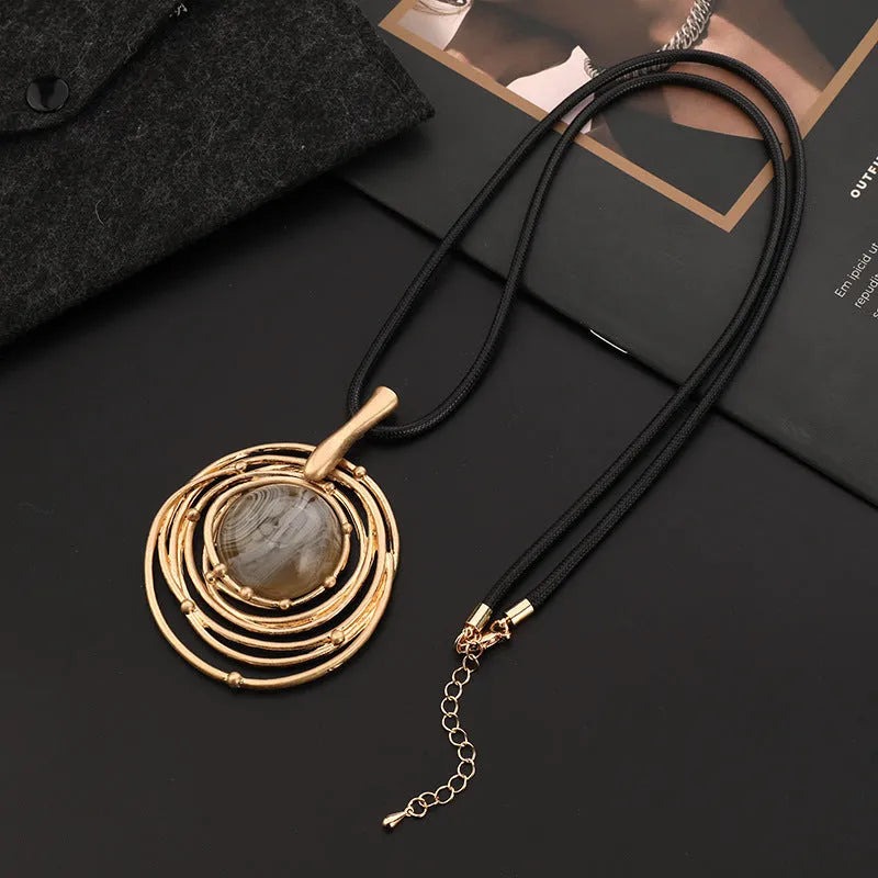 Women's geometric sweater chain necklace with adjustable length and snakeskin wax rope chain in gold colour