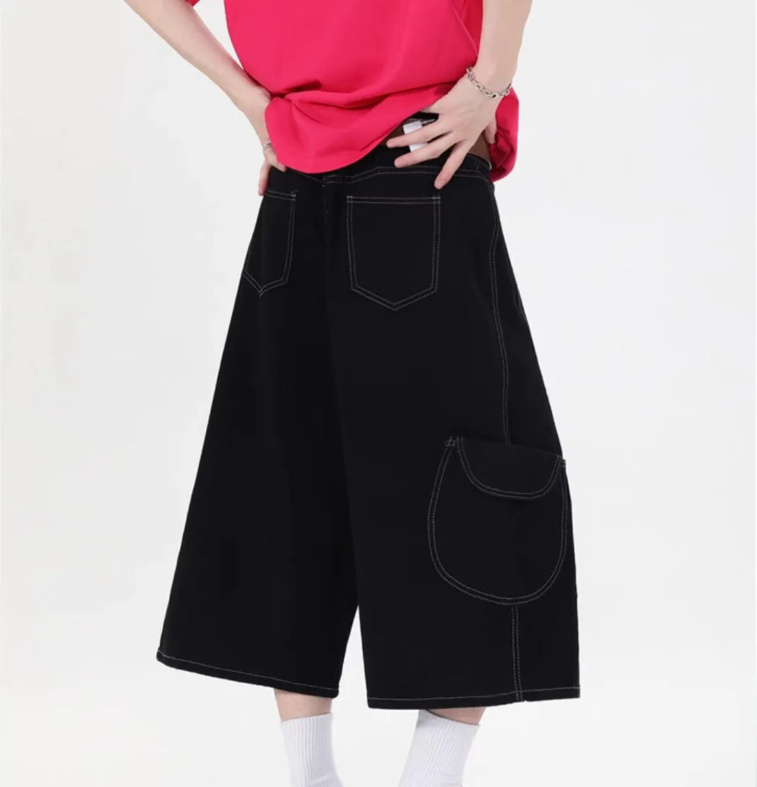 Retro denim workwear shorts with multiple pockets, wide leg cut and cropped trousers length