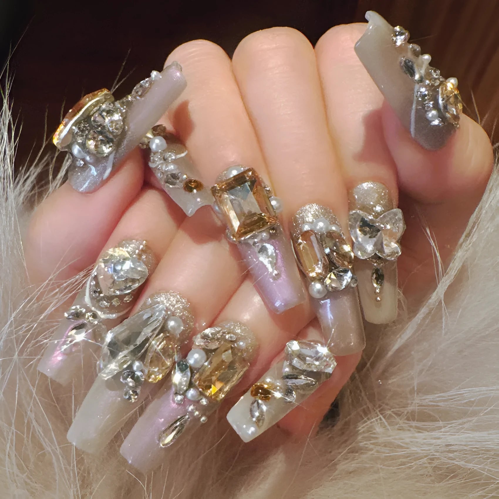 Card of 10 rhinestone-decorated flash style artificial nails for women with jelly adhesive or tool set.