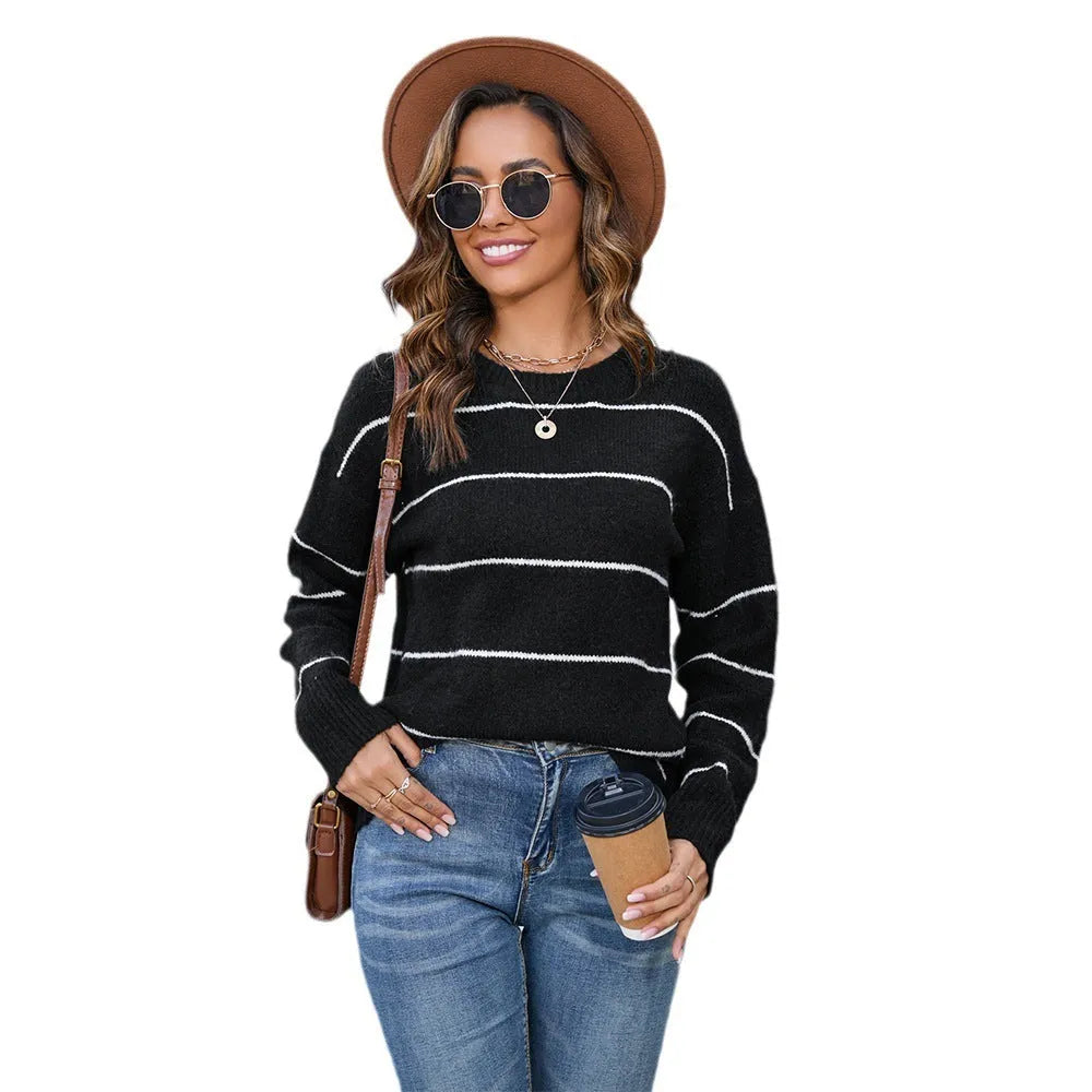 Women's loose black and white pullover sweater with round neck and regular sleeves for street fashion