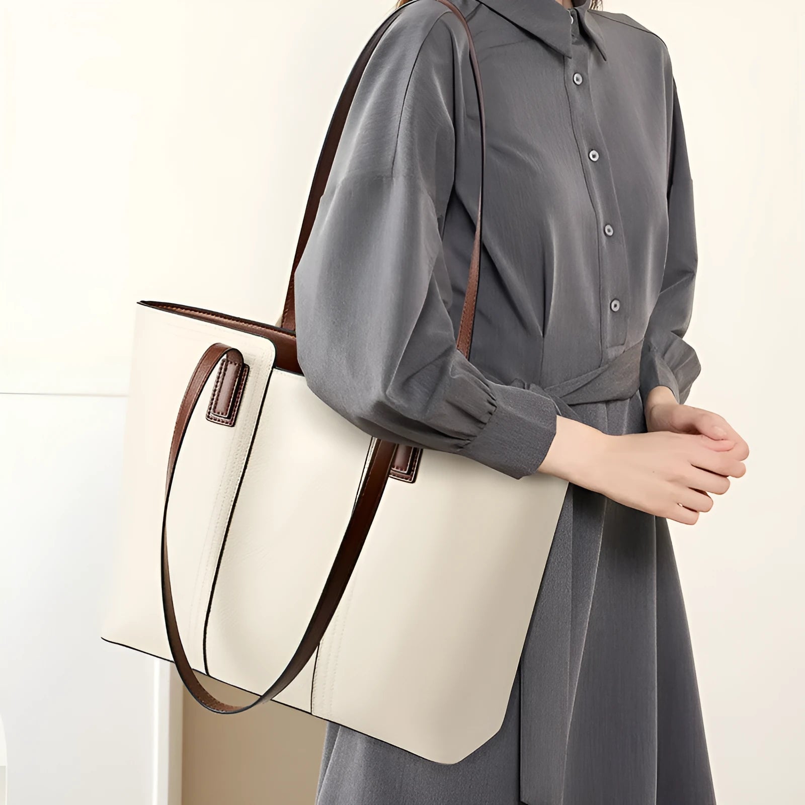Genuine leather women's crossbody bag with multiple internal compartments in horizontal square design