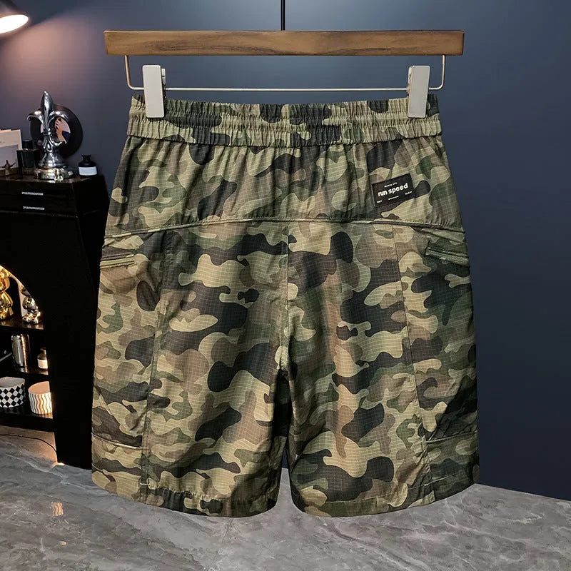 Men's camouflage cargo shorts in loose fit with cargo pockets and cotton blend fabric