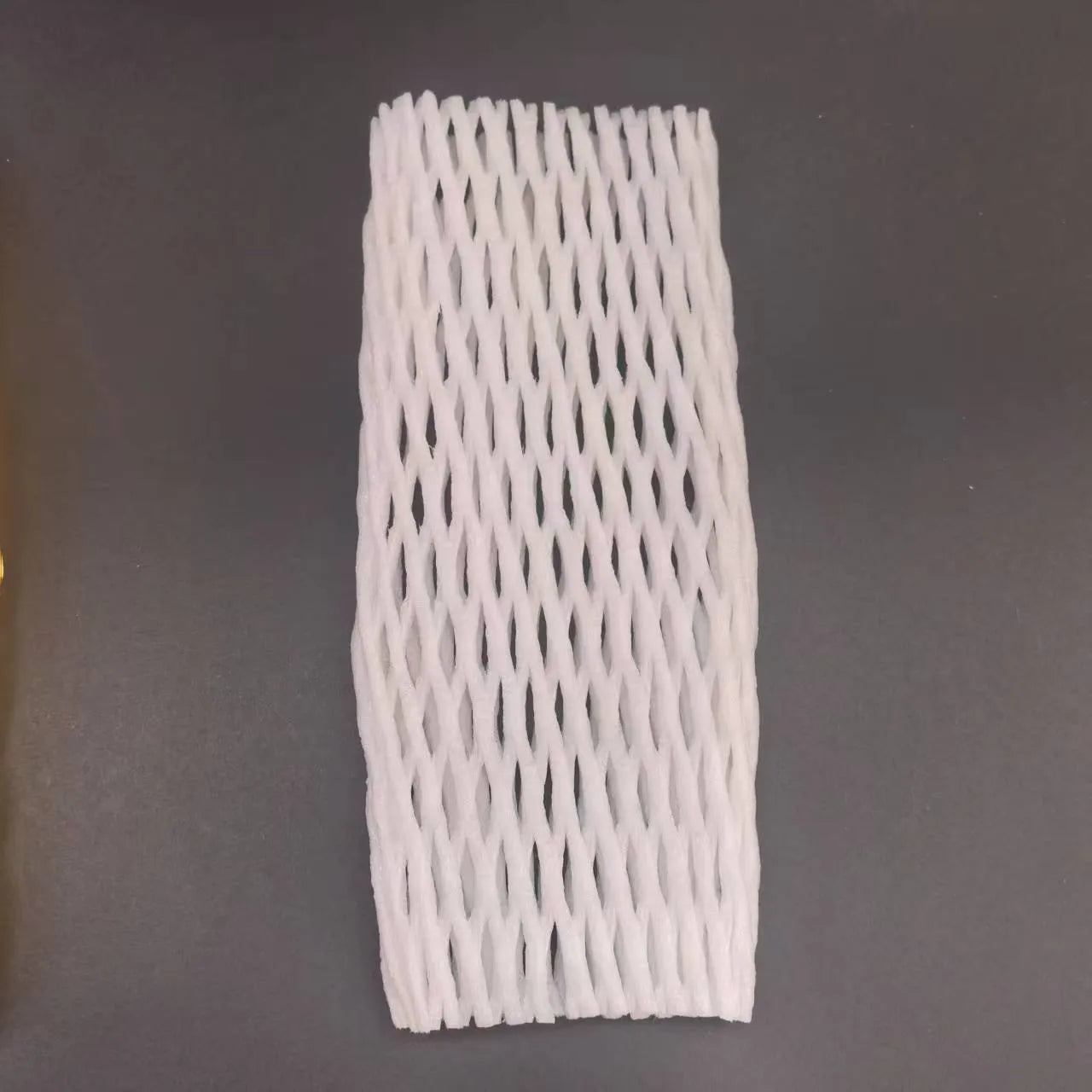 White foam and elastic net protective case for fruits, shown with size options for apples and pears.