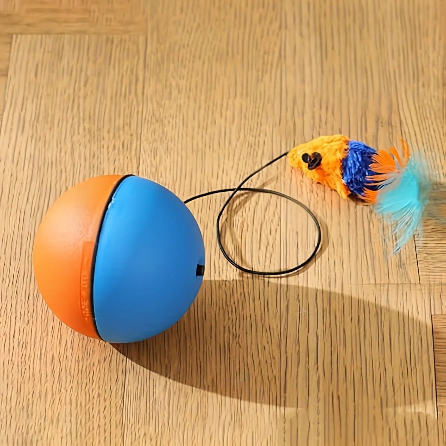 Interactive cat toy with ball and plush mouse in grey or orange, dimensions 8.5cm