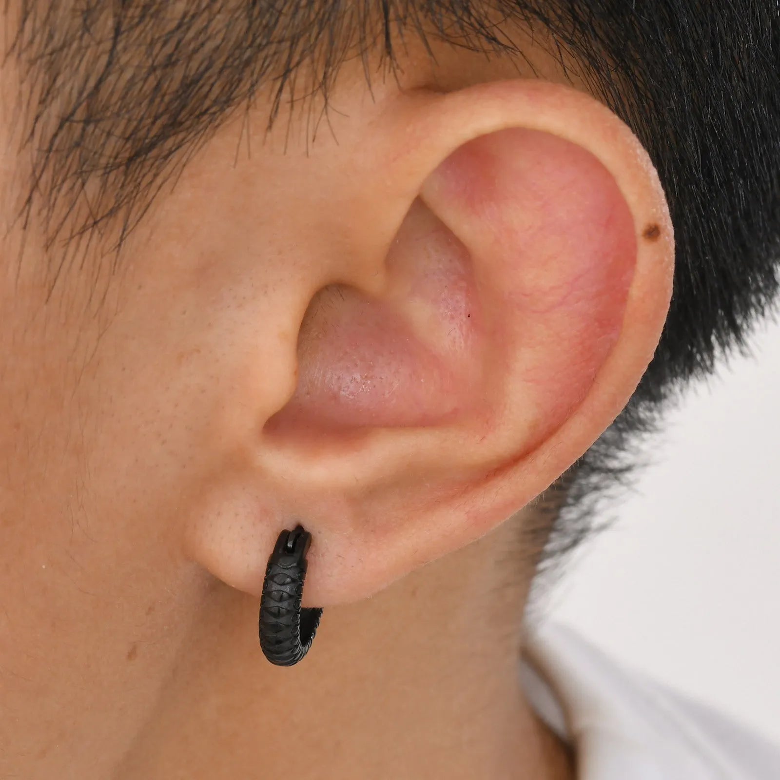 Stainless steel snake pattern hip hop ear rings in black or gold colour options