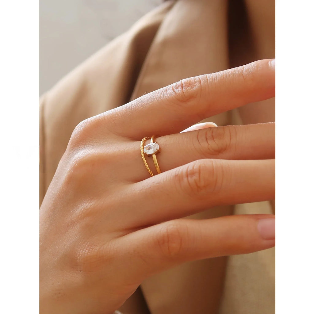 Golden electroplated stainless steel love heart ring for women in sizes 5-8 without pigment transfer