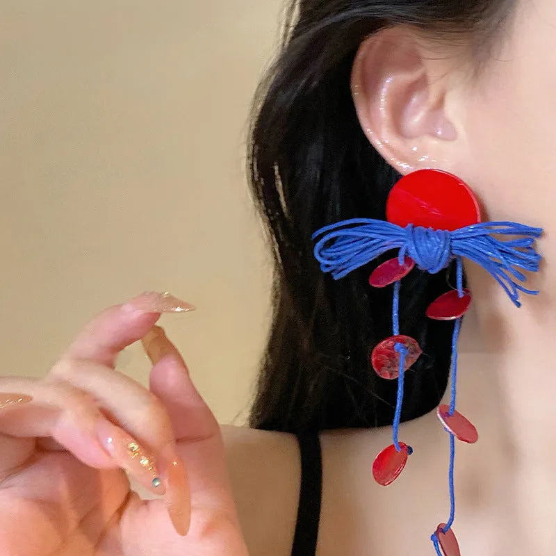 Women's geometric cloth earrings with round elements and silver needle-blue resin flower colour design