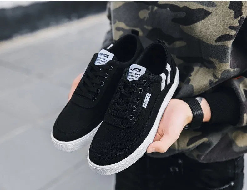 Men's black cloth cover low top canvas shoes with lace-up closure and rubber sole
