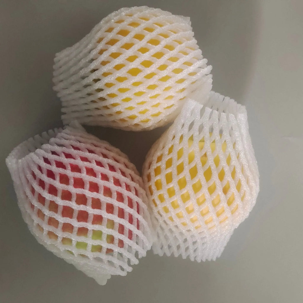 White foam and elastic net protective case for fruits, shown with size options for apples and pears.