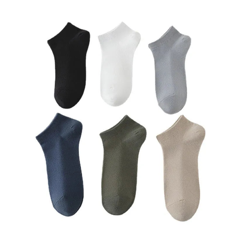 Solid colour low-cut polyester boat socks for men on a neutral background.