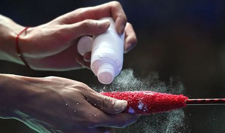 White magnesium carbonate sports anti-slip powder in container