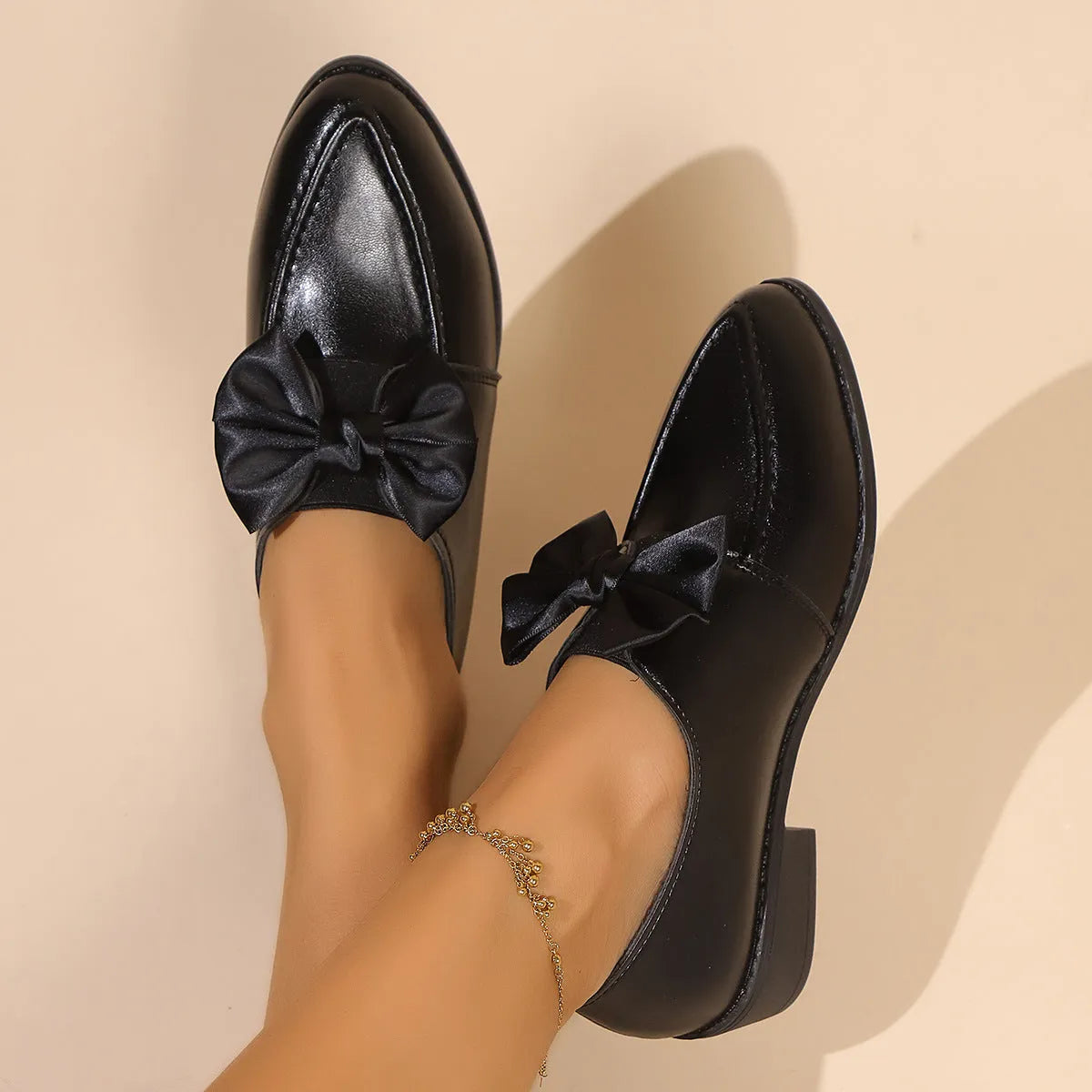 Women's flat shoes with a bow on the toe, available in big buckle bow or small bowknot styles.