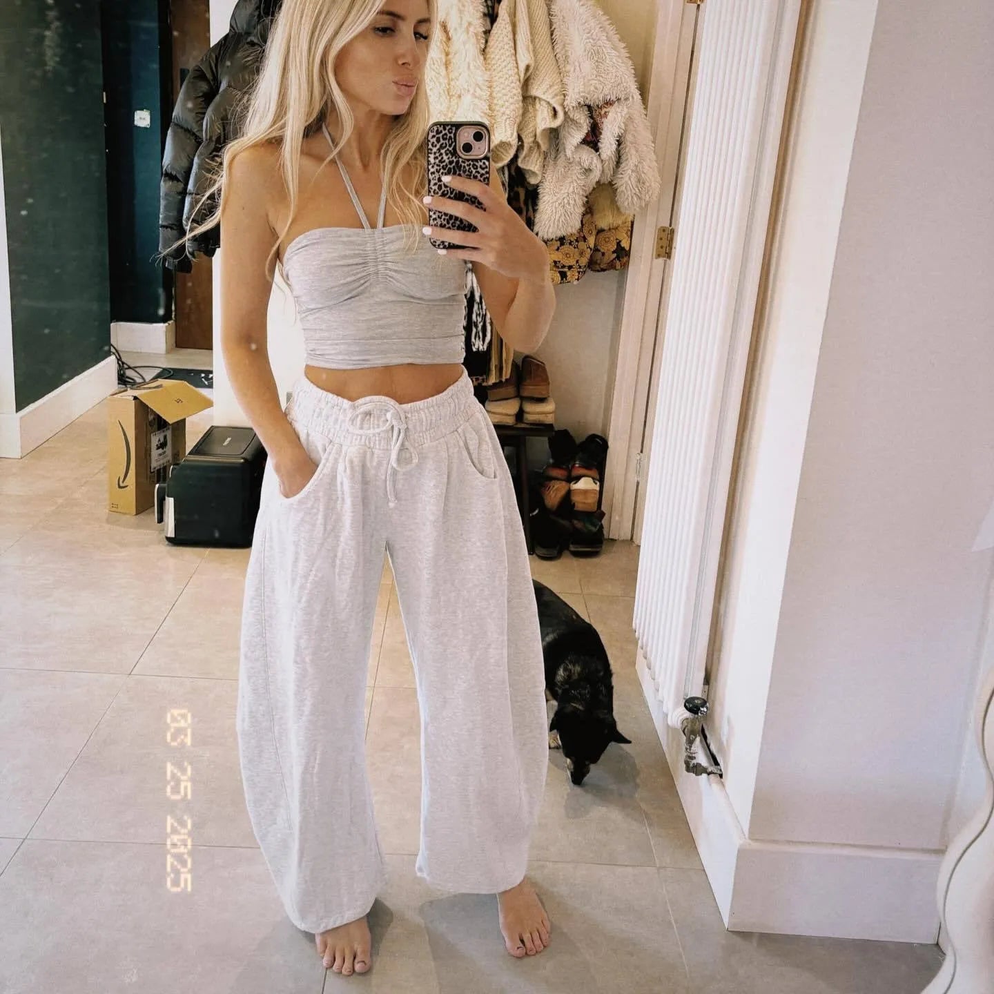 Loose cropped sweatpants with elastic drawstring waist and side pockets in cotton fabric