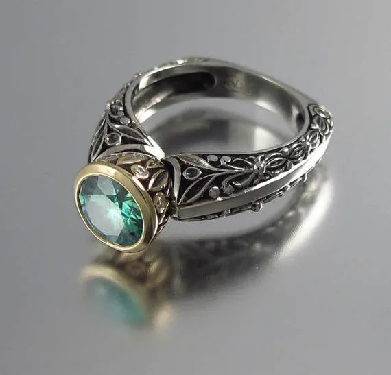 Flower-shaped vintage ring with gold-plated colour separation and green silver gemstone finish on alloy band