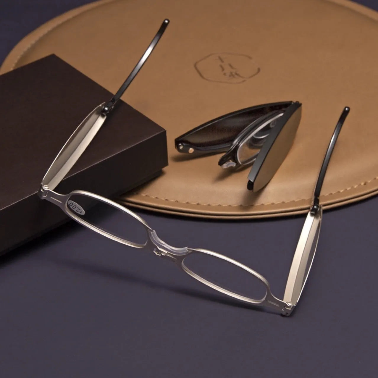 Retro folding pocket presbyopic glasses for men in black or silver with ring style frame