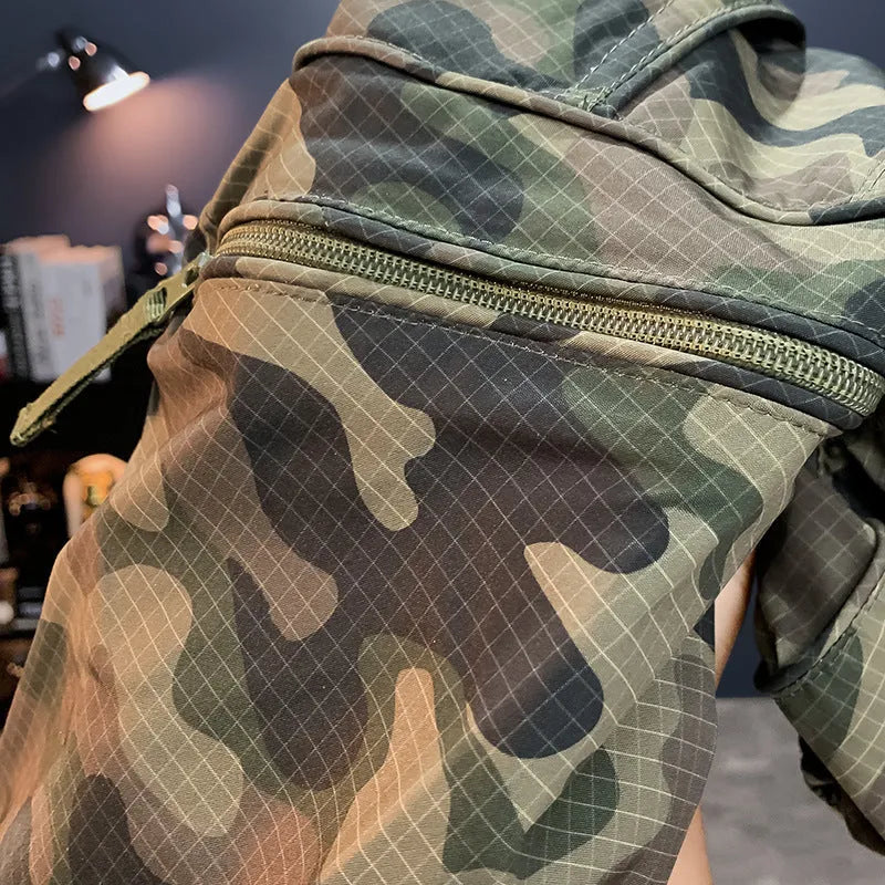 Men's camouflage cargo shorts in loose fit with cargo pockets and cotton blend fabric