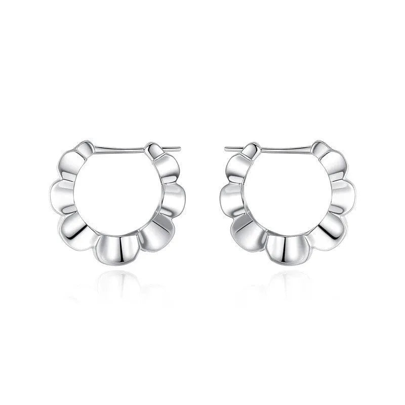 A pair of sterling silver geometric round stud earrings with a retro design and electroplated finish.