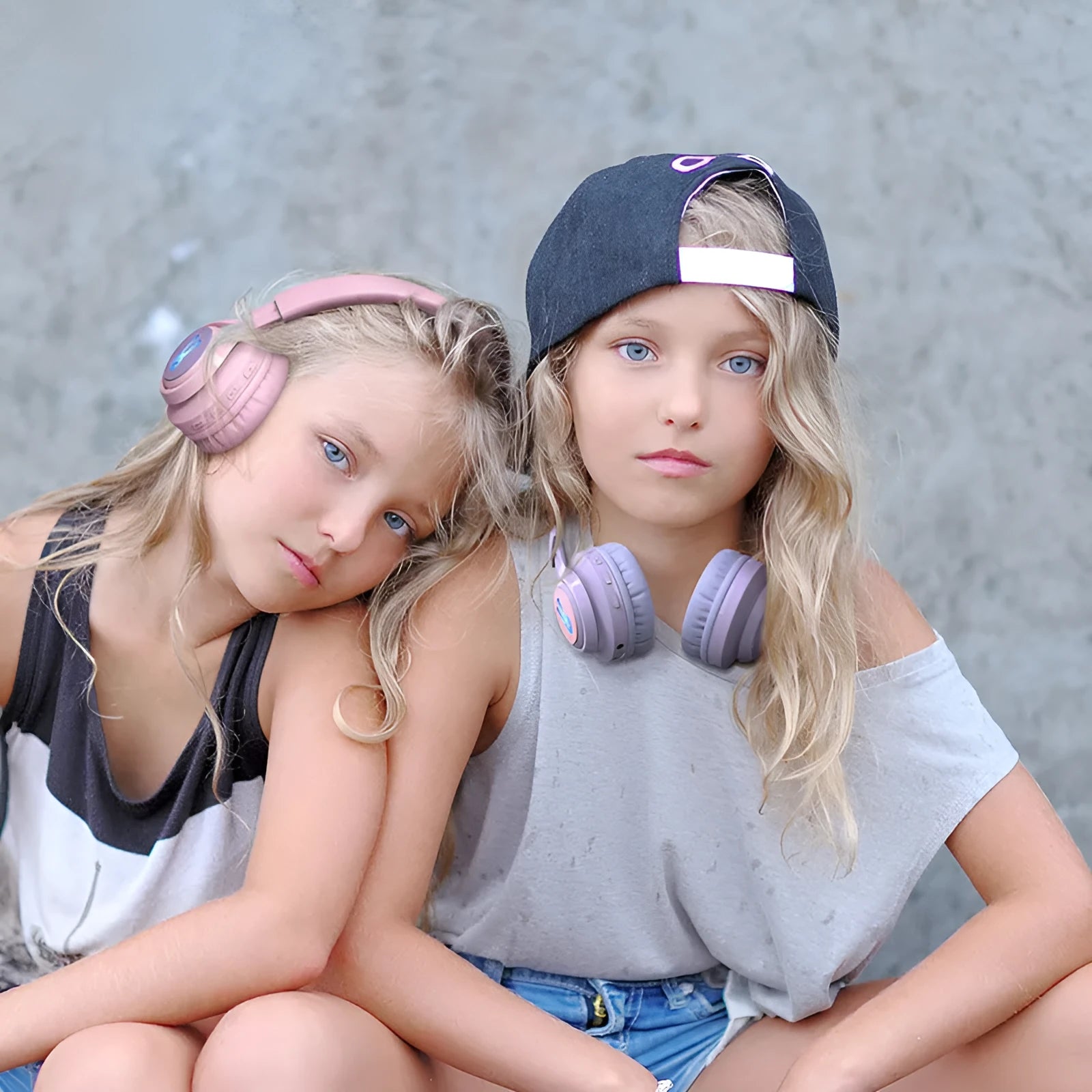 Wireless children's headphones with RGB lights and bunny ears in purple and pink colours