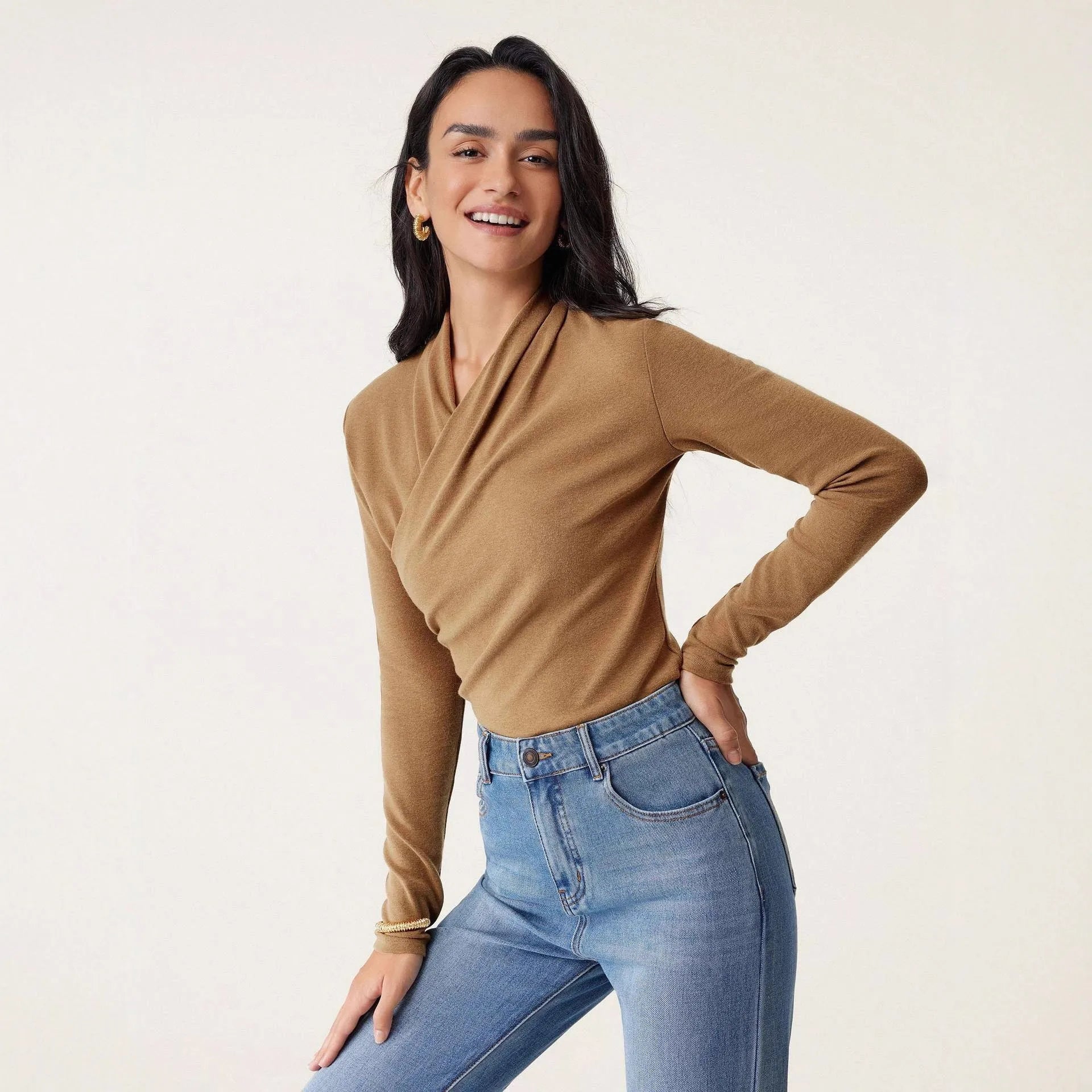 Camel-coloured slim-fit women's polyester pullover sweater with long sleeves