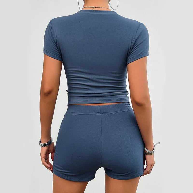 Solid colour women's sportswear set featuring a slim fit t-shirt and elasticated shorts.