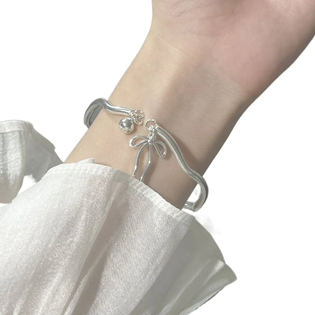 Silver bow-shaped adjustable bracelet made of electroplated zinc alloy with opening band design