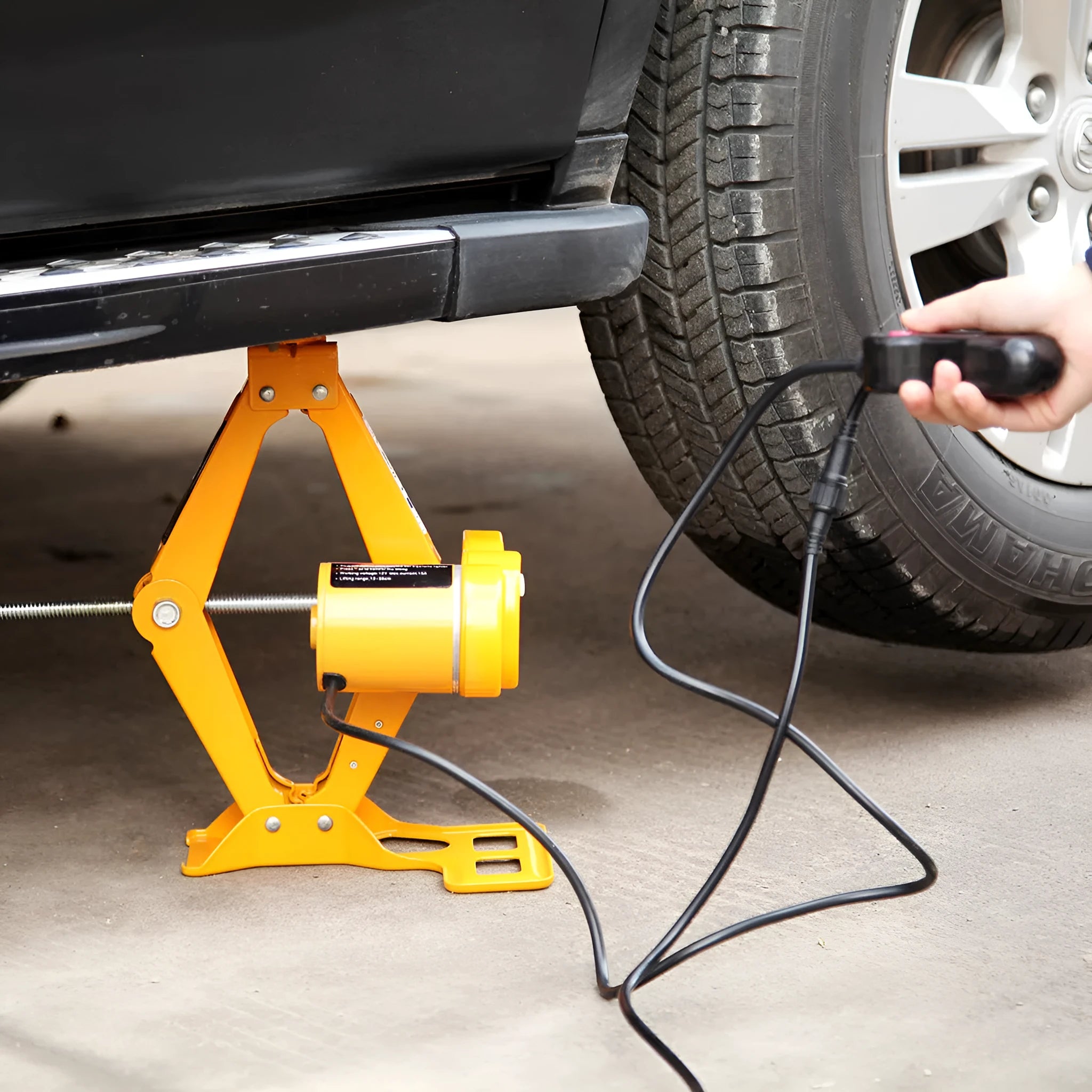 Vehicle-mounted electric jack kit with hydraulic construction and 2-ton lifting capacity