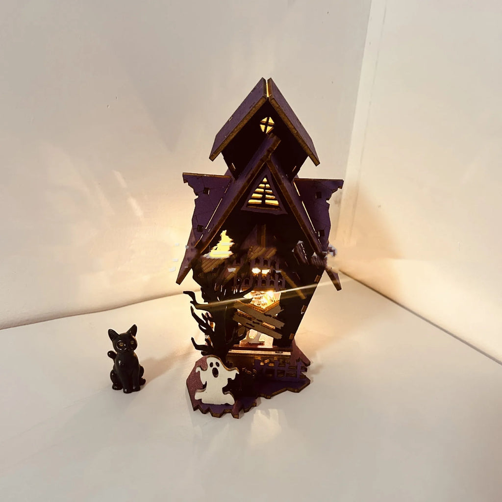 Wooden Halloween haunted house decoration with luminous paint, 14x10.5x19cm